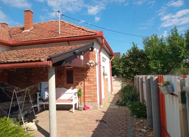 Örömmel mutatom be ezt gyöngyszemet a portfóliómban: egy igazi álomotthont Okányban, a csendes utcák egyikében