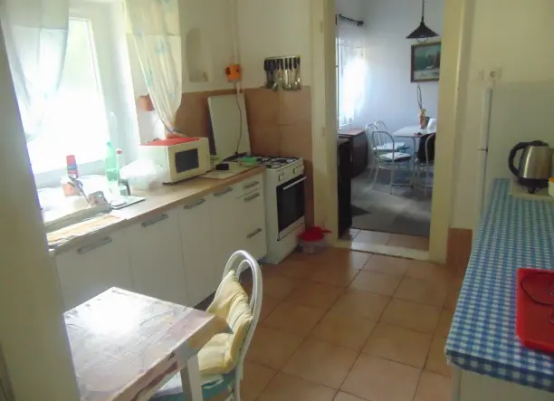 Saját kert, felújított otthon Békéscsabán – Ideális családi fészek eladó!