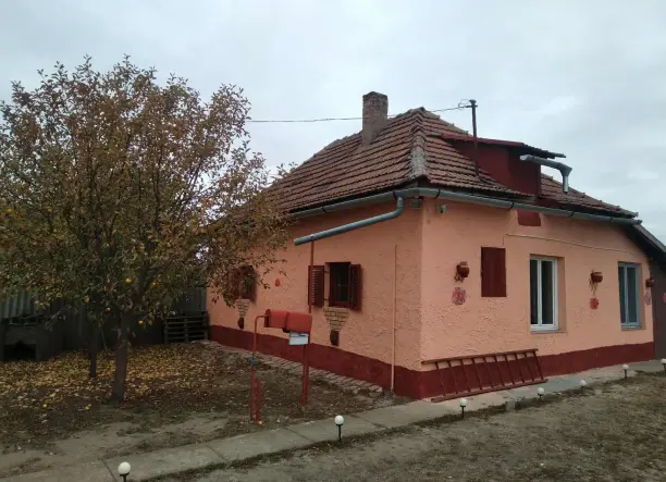 PIACI ÁR ALATT! 70 nm-es ház 2000 nm telken, 7.5 M Ft-ért!