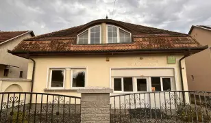 Remek befektetési lehetőség Gyulán! Eladó egy jól bejáratott, teljesen felszerelt panzió, ami ideális választás saját üzemeltetésre, de akár tágas cs