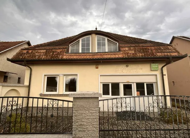 Remek befektetési lehetőség Gyulán! Eladó egy jól bejáratott, teljesen felszerelt panzió, ami ideális választás saját üzemeltetésre, de akár tágas cs