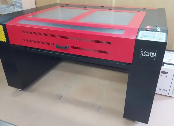 Eladó CO2 lézer gravírozó és vágó gép