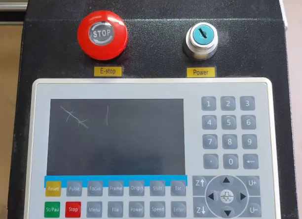 Eladó CO2 lézer gravírozó és vágó gép