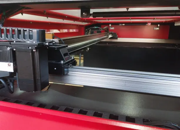 Eladó CO2 lézer gravírozó és vágó gép