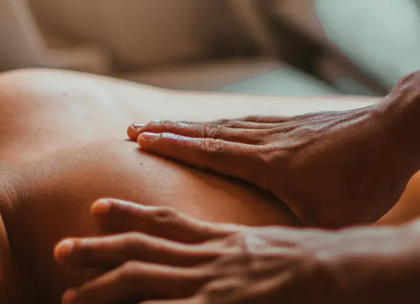 Négykezes masszázs nőknek