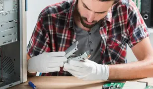 Számítástechnikai eszközök telepítése, beüzemelése, karbantartása és hibaelhárítása!