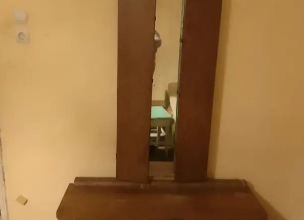 Diòfa tükrös szekrèny