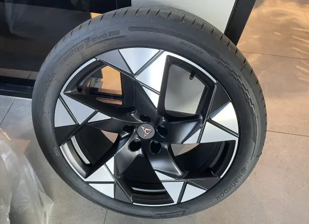 Vadonatúj 0 km-es komplett nyári kerékszett 255/40 R20 eladó