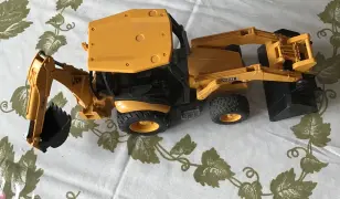 Markoló 4 éves kortól és kenyérszeletelő újszerű állapotban keresi gazdáját