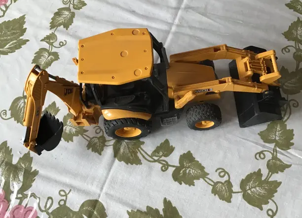 Markoló 4 éves kortól és kenyérszeletelő újszerű állapotban keresi gazdáját