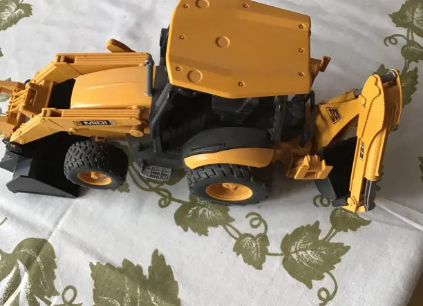 Markoló 4 éves kortól és kenyérszeletelő újszerű állapotban keresi gazdáját