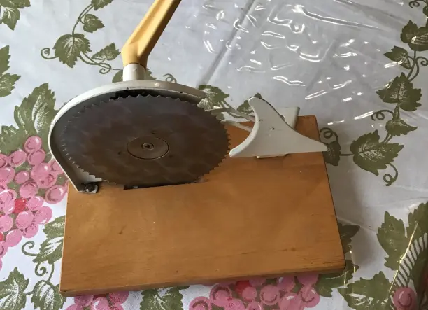 Markoló 4 éves kortól és kenyérszeletelő újszerű állapotban keresi gazdáját