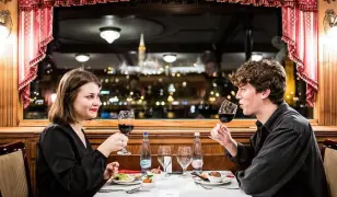 Városnéző sétahajózás a Dunán svédasztalos vacsorával, üdvözlő itallal, élő zenével, néptáncelőadással a Gróf Széchenyi fedélzetén