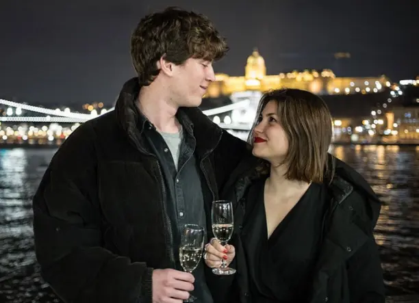 Városnéző sétahajózás a Dunán svédasztalos vacsorával, üdvözlő itallal, élő zenével, néptáncelőadással a Gróf Széchenyi fedélzetén