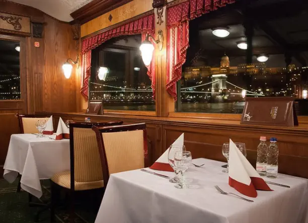 Városnéző sétahajózás a Dunán svédasztalos vacsorával, üdvözlő itallal, élő zenével, néptáncelőadással a Gróf Széchenyi fedélzetén