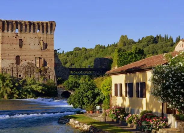 4 napos kirándulás a Garda-tónál tulipánvirágzáskor, busszal, reggelivel, 3*-os szállással, idegenvezetéssel