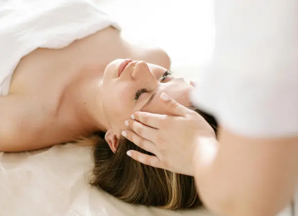 MRT koreai arckontúr emelő masszázs