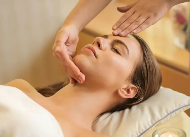 MRT koreai arckontúr emelő masszázs