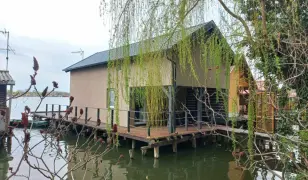 Pihenj és horgássz a Bokodi Lebegőfaluban! 🎣