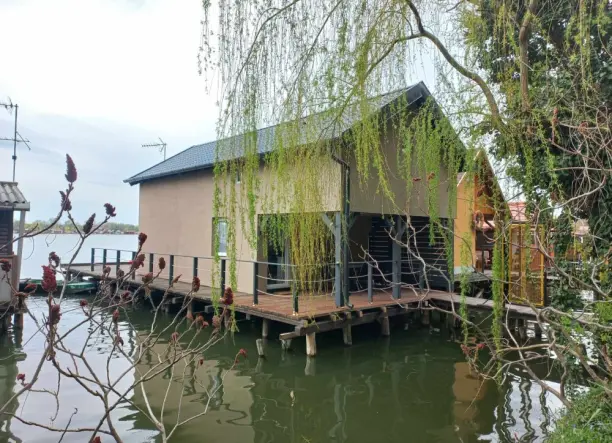 Pihenj és horgássz a Bokodi Lebegőfaluban! 🎣