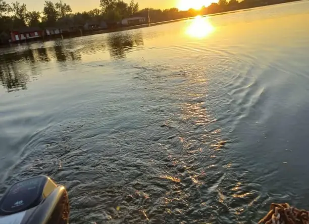 Pihenj és horgássz a Bokodi Lebegőfaluban! 🎣