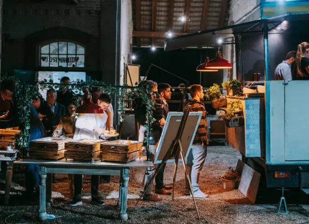 Szabadtéri food truck esküvők szervezése vintage büfékocsikkal (catering)