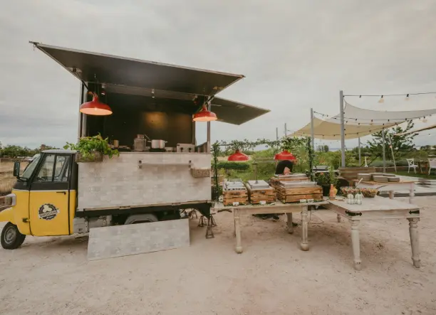 Szabadtéri food truck esküvők szervezése vintage büfékocsikkal (catering)