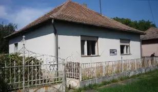 Pécs közeli faluban nagy kertes ház