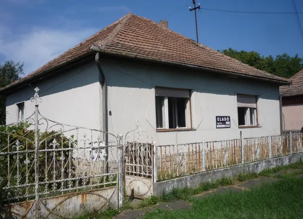 Pécs közeli faluban nagy kertes ház