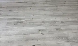 Laminált parketta lerakás-