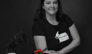 Megáll a szavad, amikor angolul kellene megszólalnod? Van rá egy gyors, magolásmentes megoldás, ami tényleg működik. Tanuljunk együtt.