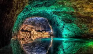 Kalandozás a Seegrotte tavas barlangban és a Schönbrunni Állatkertben – 1 napos buszos utazás