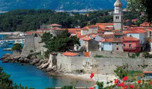 1 napos strandolás az Adriai-tenger partján, Krk-szigeten, Krk városkájában, buszos utazással
