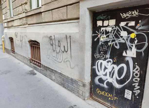 TULAJDONOSTÓL ELADÓ A VIII. CORVIN SÉTÁNY MELLETT 51 NM FELÚJÍTANDÓ INGATLAN!BÁRMILYEN CÉLRA ALKALMAS!