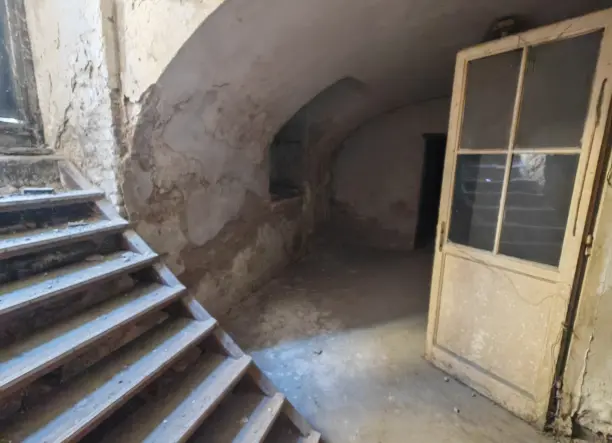 TULAJDONOSTÓL ELADÓ A VIII. CORVIN SÉTÁNY MELLETT 51 NM FELÚJÍTANDÓ INGATLAN!BÁRMILYEN CÉLRA ALKALMAS!