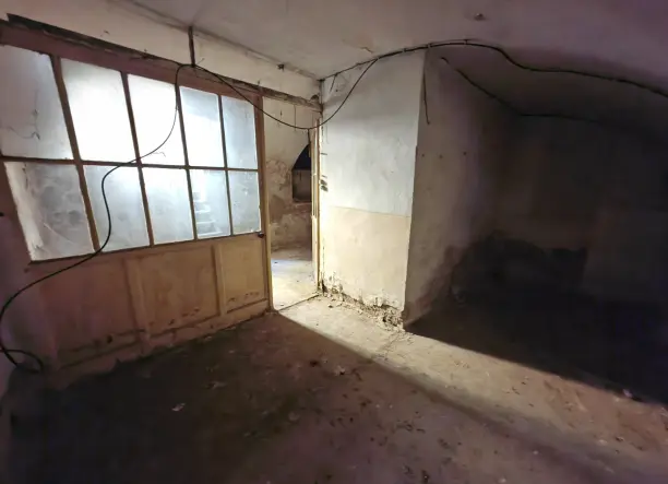 TULAJDONOSTÓL ELADÓ A VIII. CORVIN SÉTÁNY MELLETT 51 NM FELÚJÍTANDÓ INGATLAN!BÁRMILYEN CÉLRA ALKALMAS!