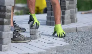 Kocsibeállók,járdák,kiúlők,térkövezése.