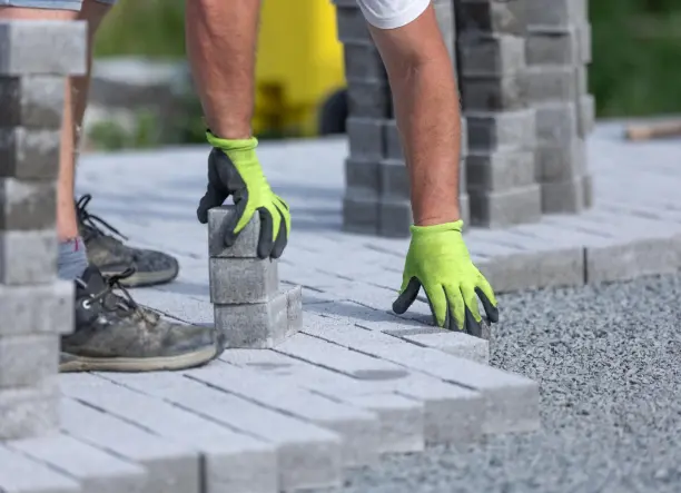 Kocsibeállók,járdák,kiúlők,térkövezése.