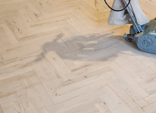 Parketta csiszolás lakkozás hézagolva, javítása, rakással