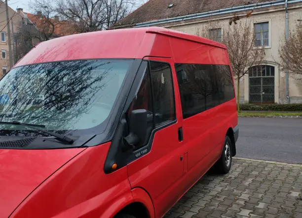 Kisbusszal belföldi és külföldi fuvart vállalok 8főig. Helyileg Kalocsa