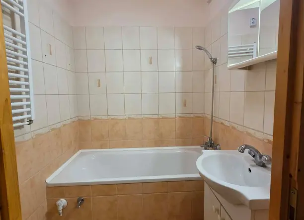 Eladó napfényes, panel lakás Oroszlányban!