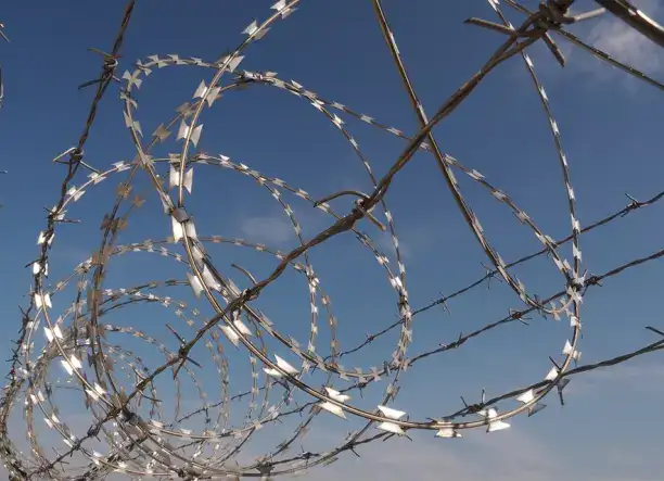 NATO háló, pengés drót, pengés huzal, drótfonat, drótkerítés, vadháló, drótháló, kerítés építés