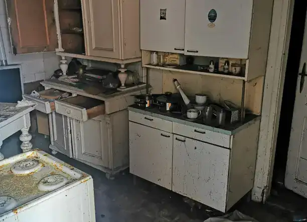 Lomtalanítás, sitt elhordás, lakás,ház ki pakolás lógok elhordása azon belül ki takaritása.