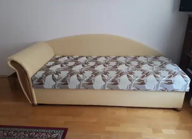 Bal oldali dívány tárolóval