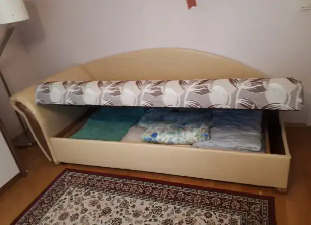 Bal oldali dívány tárolóval