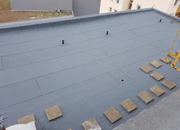 Lapostetőszigetelés bitumenes lemezzel,minőségi kivitelezéssel.