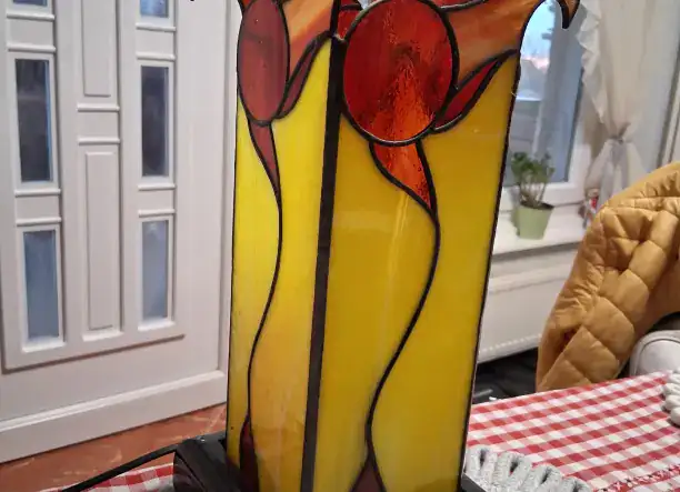 Egyedileg készített ólomüveg éjjeli lámpa.