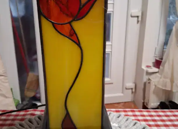 Egyedileg készített ólomüveg éjjeli lámpa.