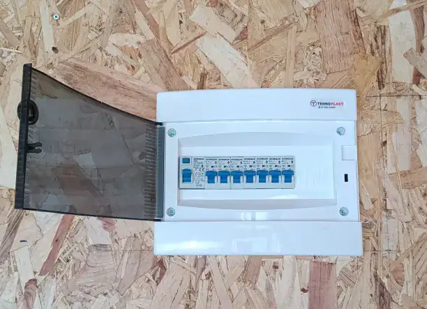 Villanyszerelőt keres