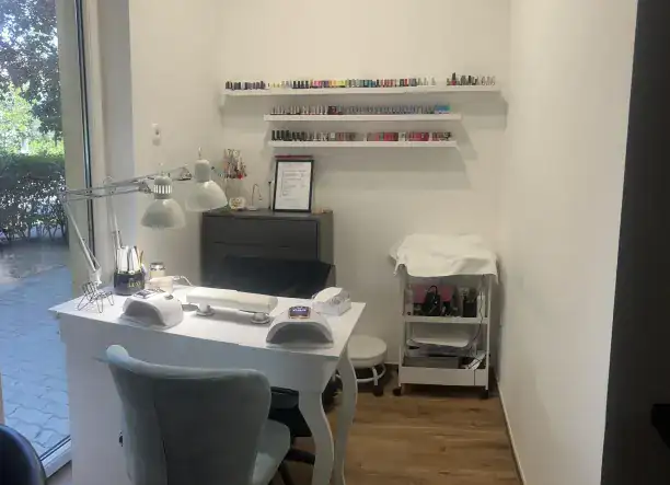 Tökéletes körmök a m_fanni_nails-nél – Precíz és tartós manikűr